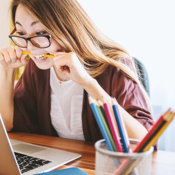Bild von einem Student, der eine Online Umfrage ohne Anmeldung und kostenlos erstellt